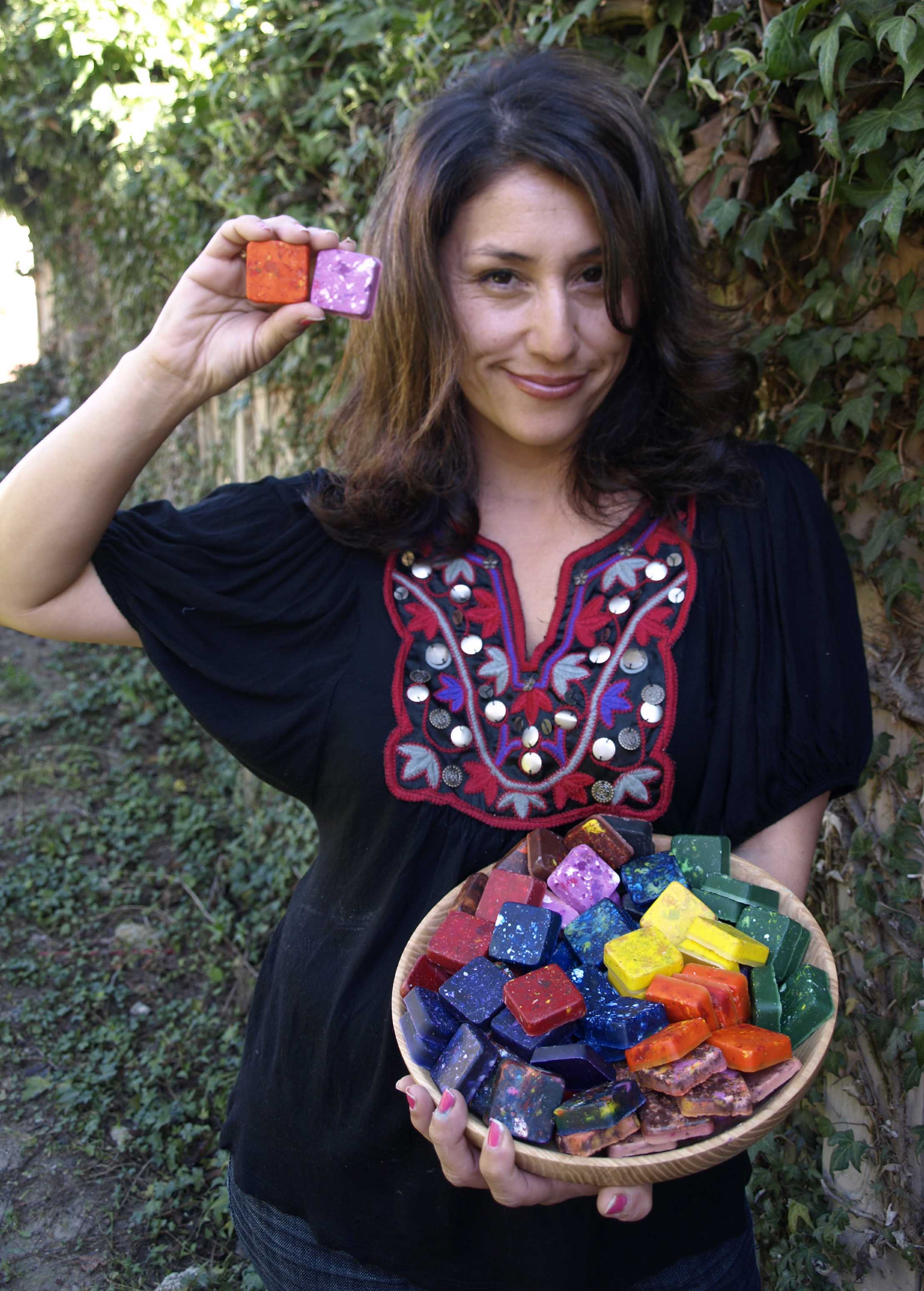 spramani holding colour blocks